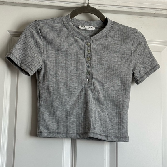 Signature 8 Studio 79 Small Grey Ribbed Button Crew Neck Rayon Blend Crop Top - Picture 1 of 5